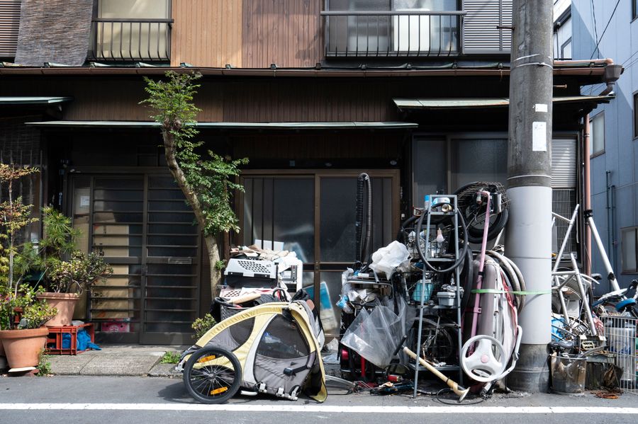 家の前に物が積まれ、放置された状態の空き家